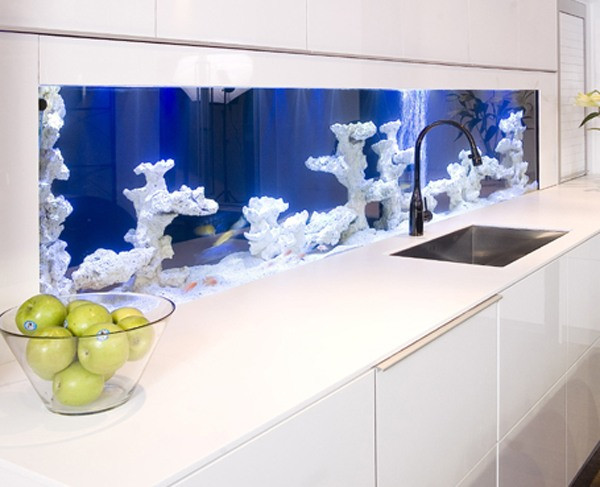 Встроенный аквариум-фартук на кухне