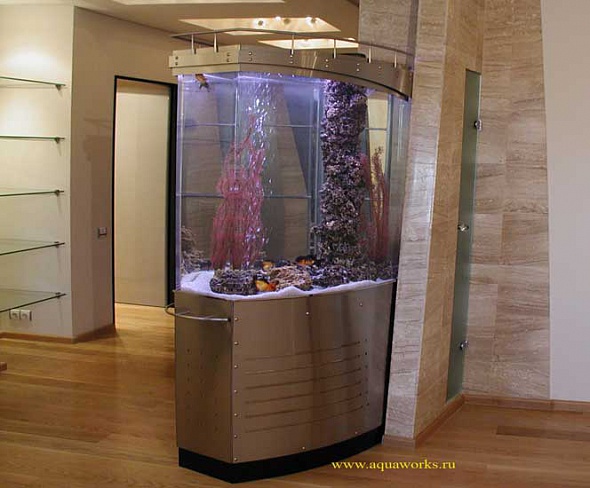 Оригинальный аквариум сложной формы, выполненный в металле
