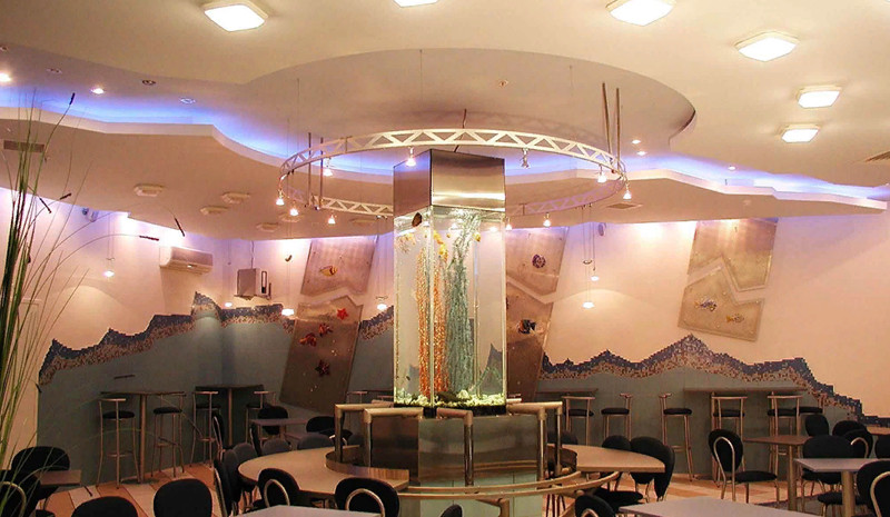 Стильный и эффектный шоу-аквариум в центре обеденного зала ресторана «Капитан»