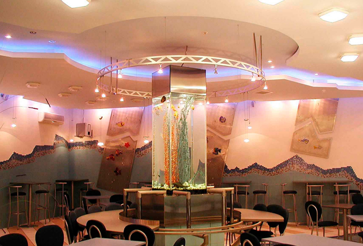 Оригинальный аквариум в центре ресторана – ключевой элемент интерьера