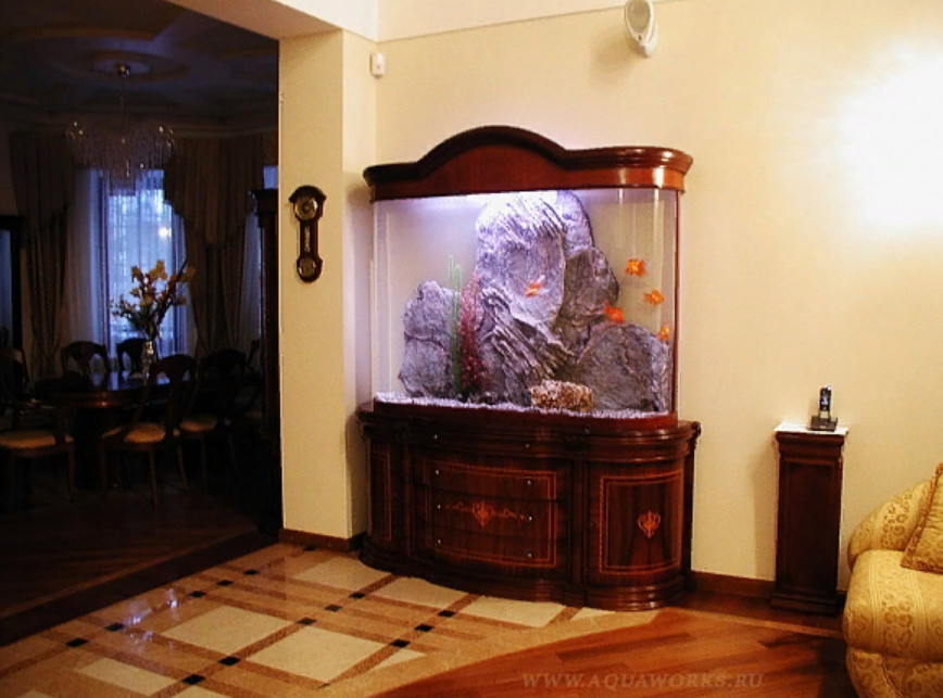 Грамотное освещение, оформление и подбор обитателей позволяют сделать аквариум гармоничным элементом дизайна помещения