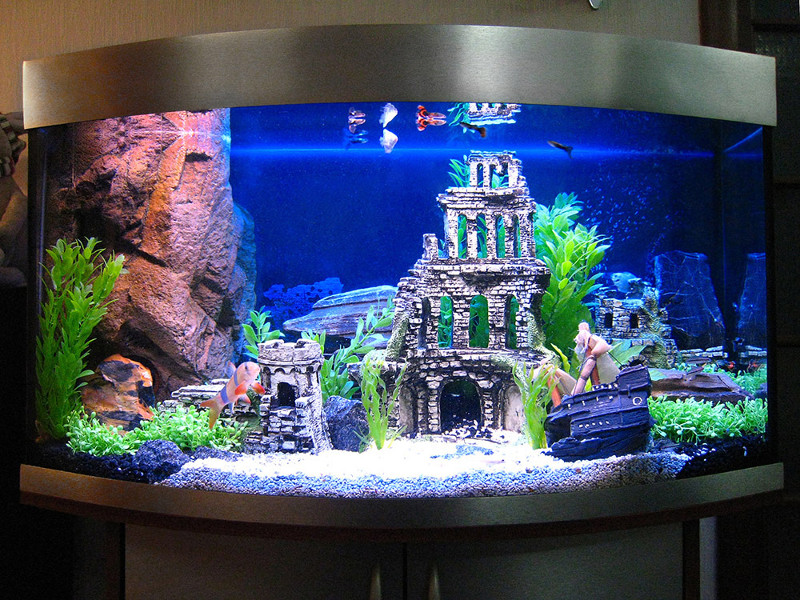 Искусственные декорации в аквариуме