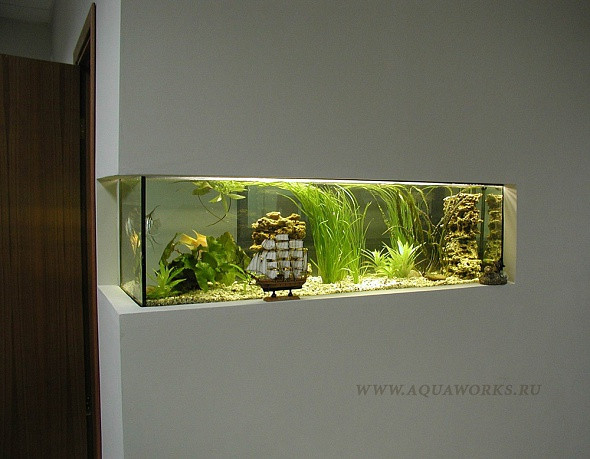 Встроенный аквариум с декорациями