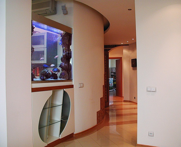 Встроенный аквариум в коридоре