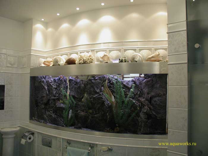 Встроенный аквариум в туалете