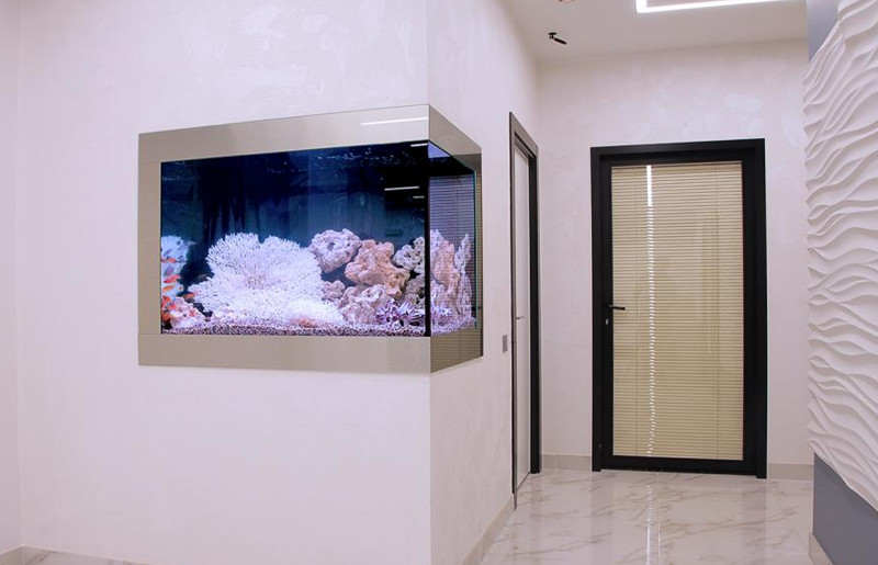 Встроенный в стену аквариум с фасадной рамкой из стекла «Гласспан»